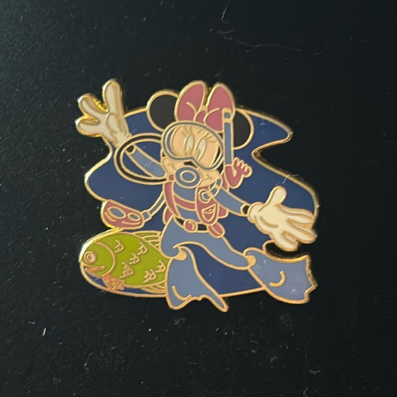 Disney Accessories - Scuba Diving Minnie Mouse Disney Pin Lanyard Series